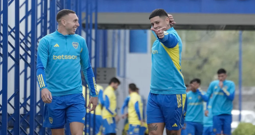 Jogadores do Boca no CT do clube, na Argentina, antes do embarque para Fortaleza