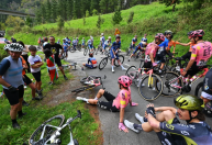 Vídeo: Campeão do Tour de France sofre acidente grave e está internado