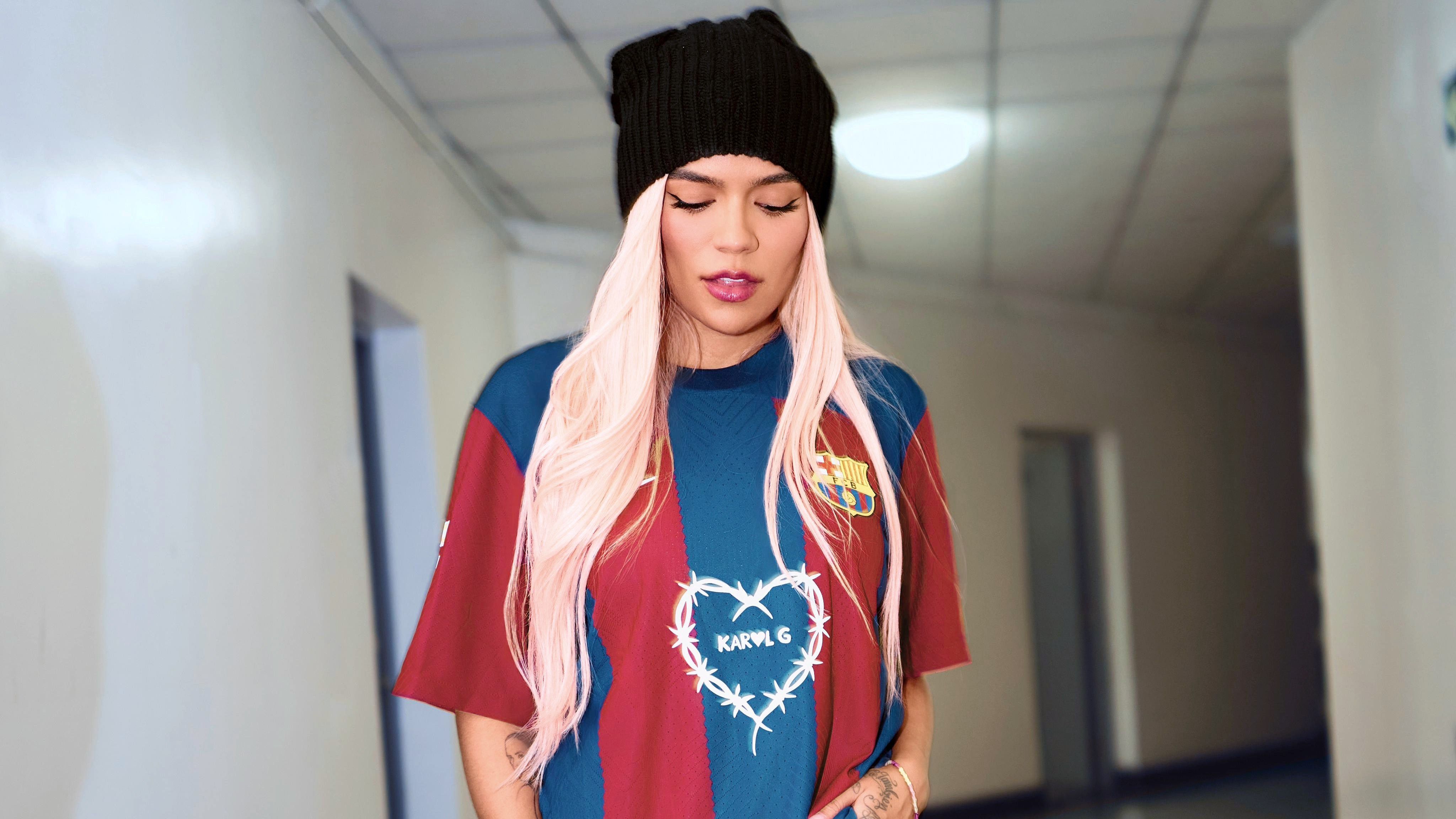 Karol G com a nova camisa do Barcelona que estampa o nome da cantora colombiana