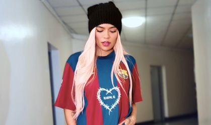 Estrela colombiana, Karol G estampa camisa do Barcelona; veja fotos