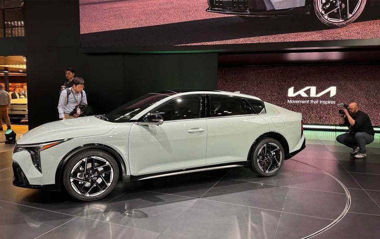 Kia K4: nova geração do Cerato é apresentada no Salão de Nova York / Newspress USA Inc