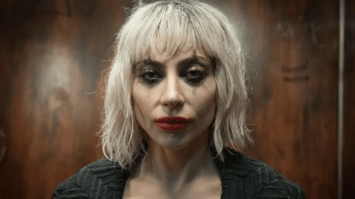 Foto mostra Lady Gaga caracterizada como Arlequina, personagem do filme &quot;Coringa Delírio a dois&quot;