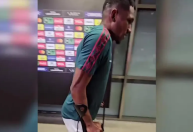 Vídeo: Atacante do Fluminense sofre entorse e deixa Maracanã de muletas
