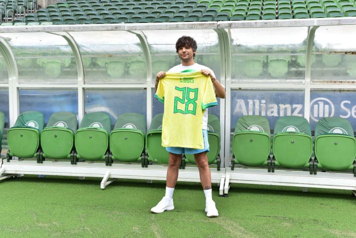 Louis Tomlinson visita Allianz Parque e posa com camisa da Seleção Brasileira / Leo Franco/ AgNews