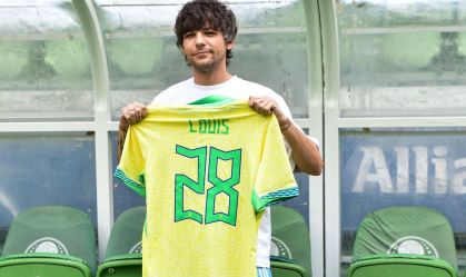 Louis Tomlinson, ex-One Direction, joga futebol no Brasil; veja fotos