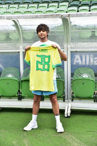 Louis Tomlinson posa com camisa da Seleção Brasileira / Leo Franco/ AgNews