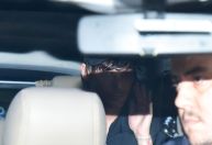 Fãs recebem Louis Tomlinson, ex-One Direction, em aeroporto; veja fotos