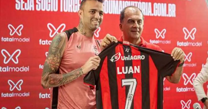 Luan durante apresentação no Vitória
