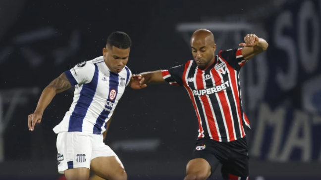 Lucas, do São Paulo, saiu de campo do jogo contra Talleres demonstrando dores na coxa esquerda