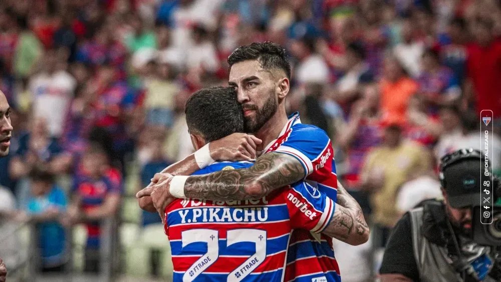 Lucero comemora com Pikachu gol do Fortaleza contra o Nacional Potosí