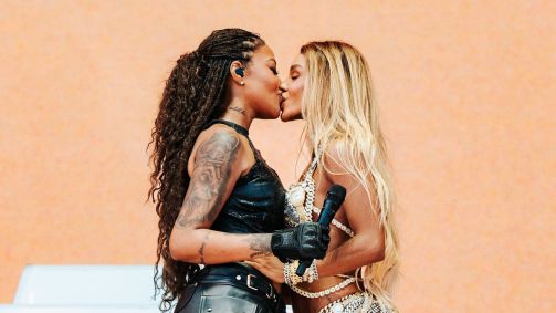 Ludmilla beija Brunna no show do Coachella