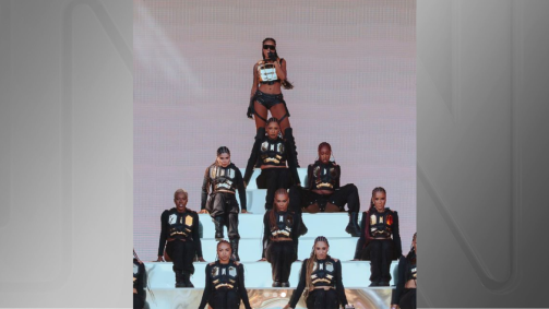 Ludmilla e bailarinos no primeiro show dela no Coachella, na Califórnia, em 2024