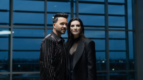 Luis Fonsi e Laura Pausini no videoclipe da música "Roma"