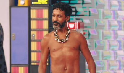 Luís Miranda fica só de cueca em programa de TV; veja