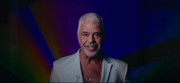 Lulu Santos no videoclipe do remix da música "Tempos Modernos", com Pedro Sampaio