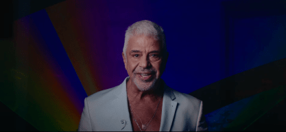 Lulu Santos no videoclipe do remix da música "Tempos Modernos", com Pedro Sampaio