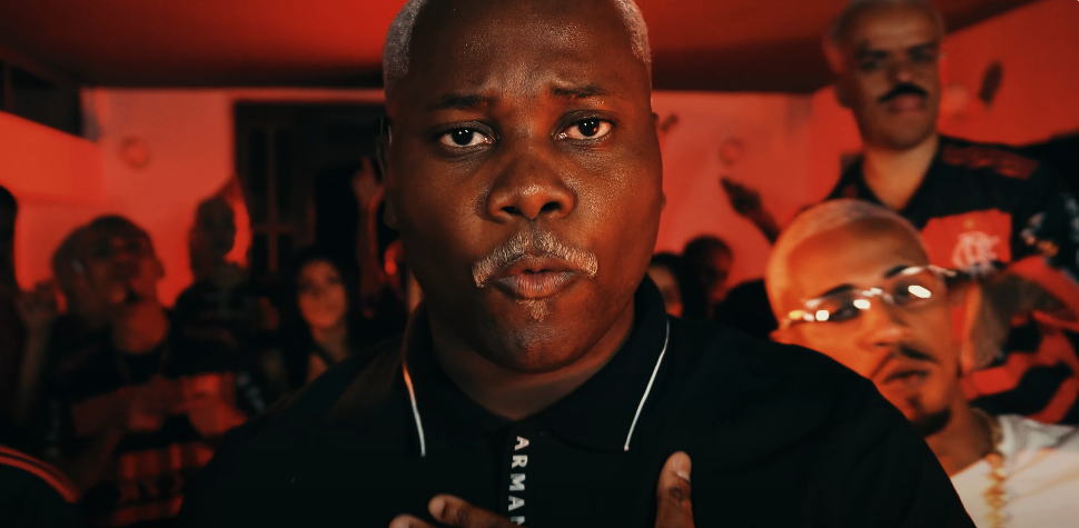 MC Saci no videoclipe da música "Aquariano Nato"