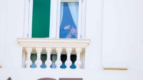 Madonna aparece na janela do Copacabana Palace, onde está hospedada