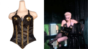 Figurino de Madonna no videoclipe da música &quot;Open Your Heart&quot;, de 1986; ponta da parte dos seios no maiô tem fitas, de referência burlesca