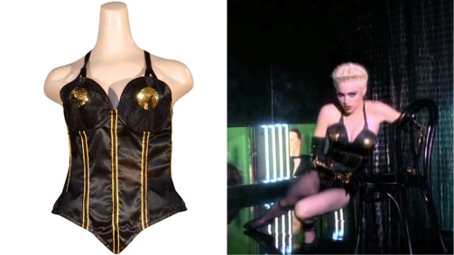 Figurino de Madonna no videoclipe da música &quot;Open Your Heart&quot;, de 1986; ponta da parte dos seios no maiô tem fitas, de referência burlesca