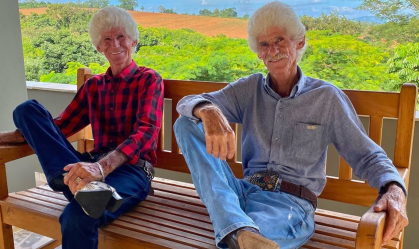 Irmãos do interior de São Paulo têm 61 anos e cantam juntos desde a infância