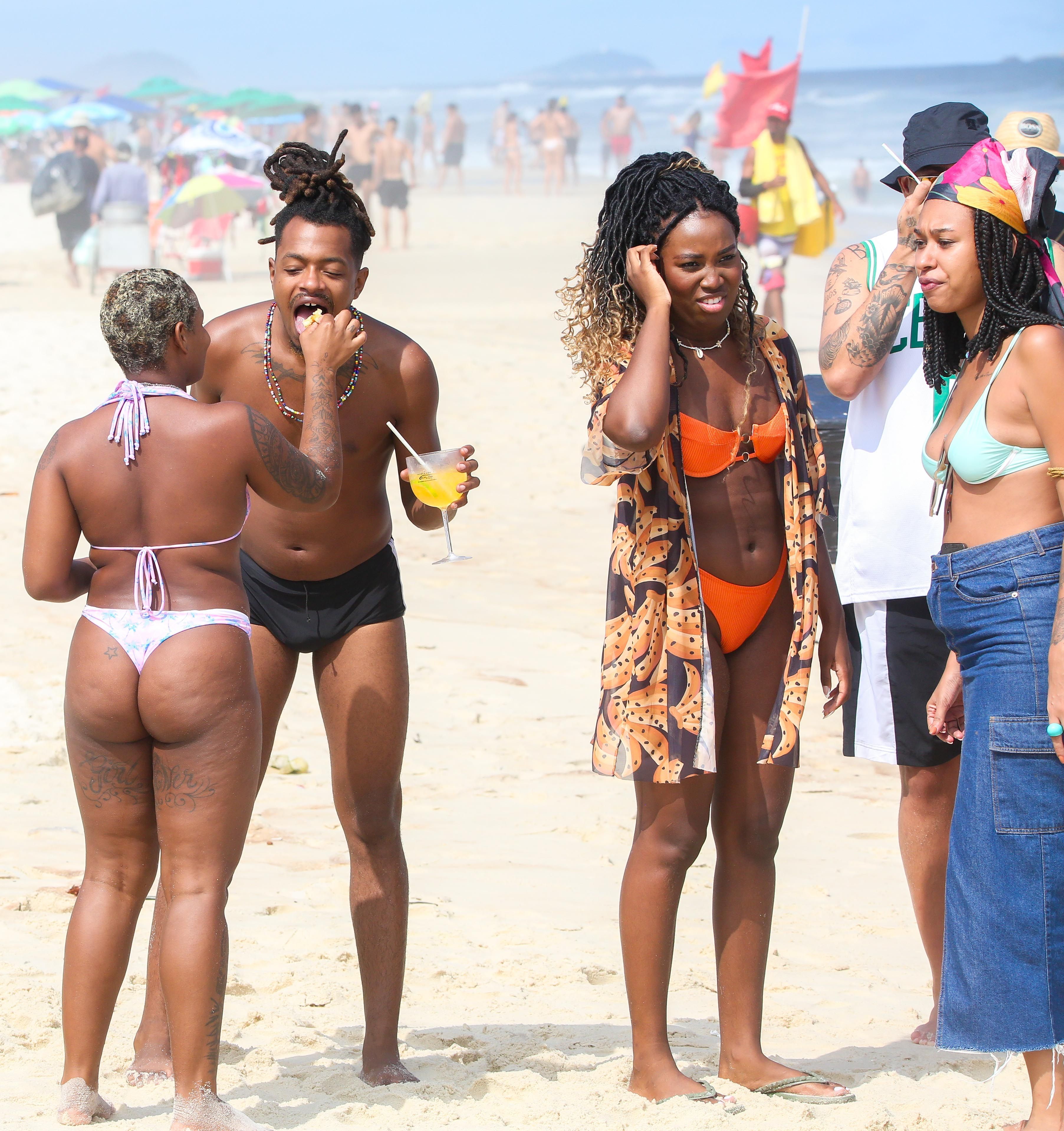 MC Binn, Luigi e Leidy Elin se reencontram para curtir praia no Rio de Janeiro após deixarem o BBB 24. / Dilson Silva/ AgNews