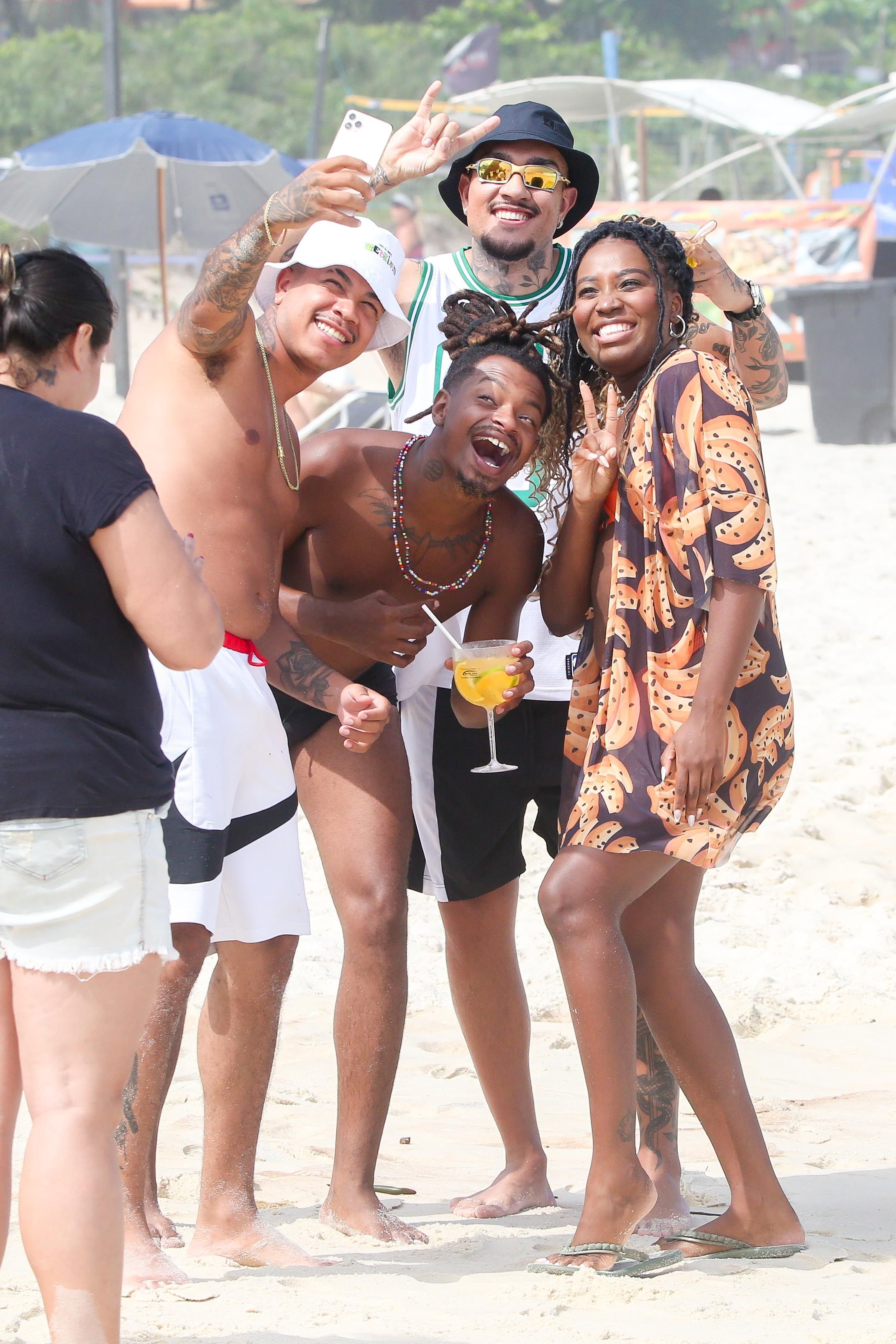MC Binn, Luigi e Leidy Elin se reencontram para curtir praia no Rio de Janeiro após deixarem o BBB 24. / Dilson Silva/ AgNews