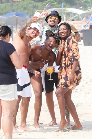 MC Binn, Luigi e Leidy Elin se reencontram para curtir praia no Rio de Janeiro após deixarem o BBB 24. / Dilson Silva/ AgNews