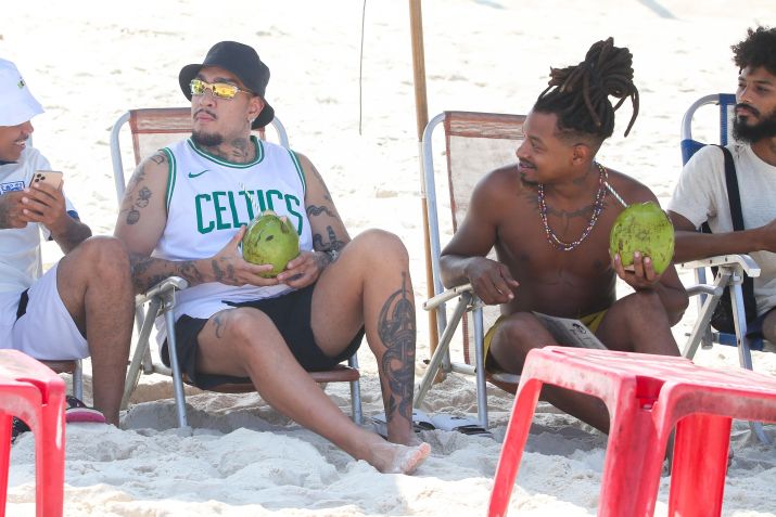 MC Binn, Luigi e Leidy Elin se reencontram para curtir praia no Rio de Janeiro após deixarem o BBB 24. / Dilson Silva/ AgNews