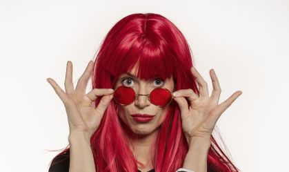 Mel Lisboa interpreta Rita Lee no espetáculo "Rita Lee – Uma Autobiografia Musical"