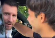 Vídeo: Ao lado da esposa, Messi para carro e atende fãs em Miami