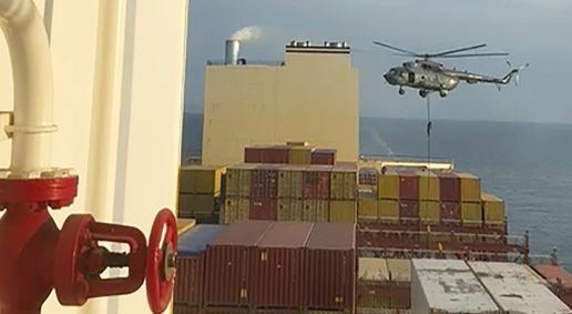 Um Helicóptero visa um navio perto do Estreito de Ormuz em 13 de abril de 2025. Marinha do Irã apreendeu navio ligado a Israel em escalada da tensão no Oriente Médio.