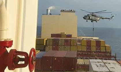 Um Helicóptero visa um navio perto do Estreito de Ormuz em 13 de abril de 2025. Marinha do Irã apreendeu navio ligado a Israel em escalada da tensão no Oriente Médio.