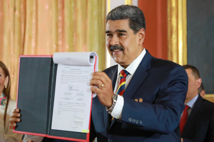 Nicolás Maduro assina a chamada Lei Orgânica para a Defesa de Essequibo, para anexar o território internacionalmente reconhecido como pertencente à Guiana / Reprodução/X