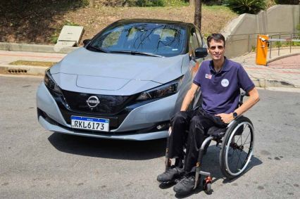 Nissan Leaf com o youtuber Alessandro Fernandes: modelo custava acima do teto para PcD