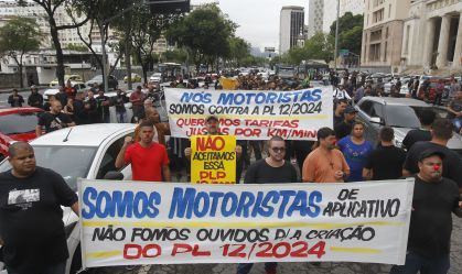 Manifestação de motoristas de aplicativos no centro do Rio de Janeiro na terça-feira (26)
