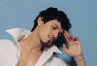 Omar Apollo, que se apresentou no Lollapalooza Brasil, lança nova música