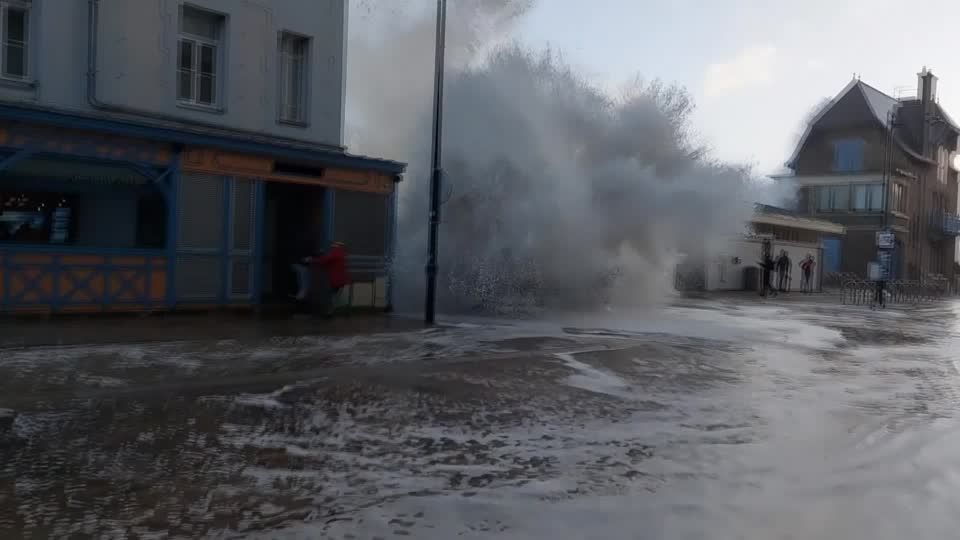 Giant waves crash over seawall, flooding street in Brittany