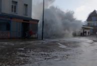 Grandes ondas invadem rua de cidade no litoral da França; Veja vídeo
