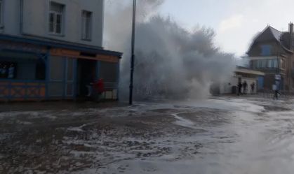 Grandes ondas invadem rua de cidade no litoral da França; veja vídeo