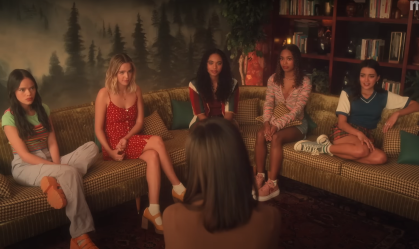 Spin-off de "Pretty Little Liars", "PLL: Curso de Verão" chega ao streaming
