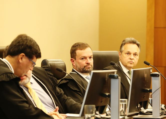 O desembargador Luciano Carrasco Falavinha Souza (c), do Tribunal Regional Eleitoral do Paraná (TRE-PR), relator das ações movidas pelo PT e pelo PL contra o senador Sergio Moro (União Brasil-PR) Giuliano Gomes/PR Press/Estadão Conteúdo