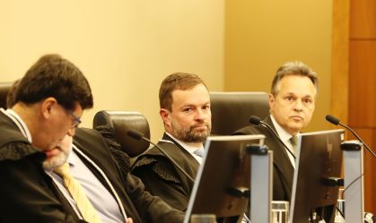 O desembargador Luciano Carrasco Falavinha Souza (c), do Tribunal Regional Eleitoral do Paraná (TRE-PR), relator das ações movidas pelo PT e pelo PL contra o senador Sergio Moro (União-PR). Começou hoje em Curitiba (PR) o julgamento das ações que podem levar à cassação do parlamentar. No decorrer do processo, o senador negou que o investimento pré-eleitoral quando ele se apresentava como pré-candidato à Presidência tenha resultado em favorecimento na eleição para o Legislativo federal.