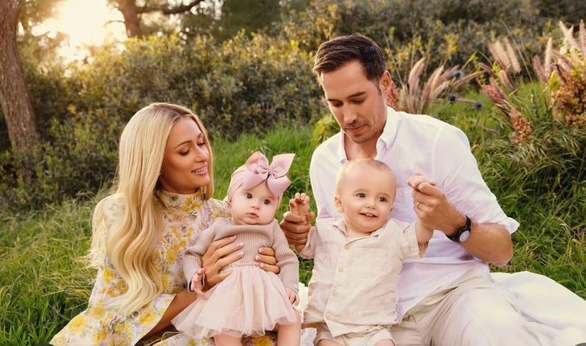 Paris Hilton posa ao lado do marido e dos dois filhos do casal / Reprodução/Instagram