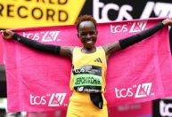 A campeã olímpica Peres Jepchirchir bate recorde mundial em Maratona de Londres