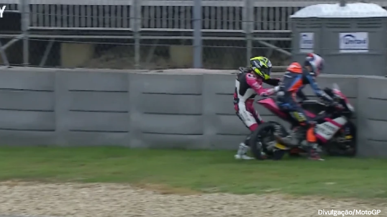 Piloto se confunde e pega moto de rival no GP das Américas