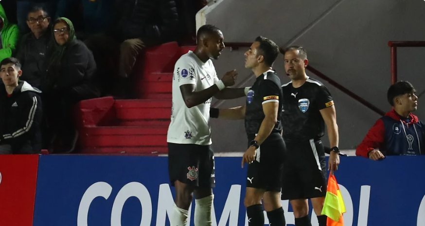 Raul Gustavo foi expulso da partida