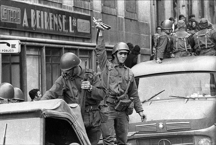 Comemoração em Lisboa no dia 25 de abril de 1974 / Miranda Castela, Arquivo Fotográfico da Assembleia da República