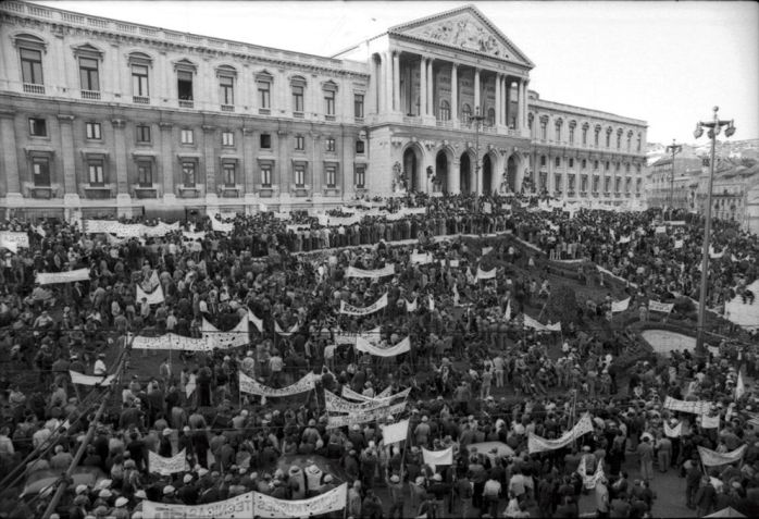 Cerco ao Palácio de São Bento, Portugal, em novembro de 1975, onde a Assembleia Constituinte se reunia / Fernando Ricardo, Arquivo Fotográfico da Assembleia da República