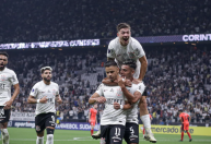 Romero explica por que não comemorou gols em goleada do Corinthians